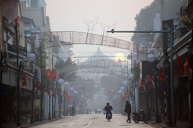 Người dân Thủ đô mua muối lấy may ngày mùng 1 Tết ảnh 10